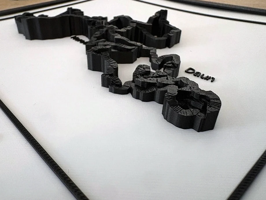 Close-up van het 3D-geprinte hoogtereliëf van een Eifelroute, met plaatsnaam Daun